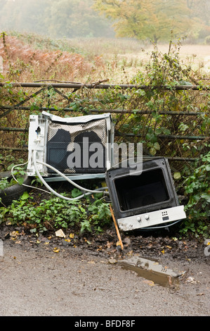 ausgediente Elektrogeräte gedumpten am Straßenrand Schweißer Lane in Jordans Buckinghamshire UK Stockfoto