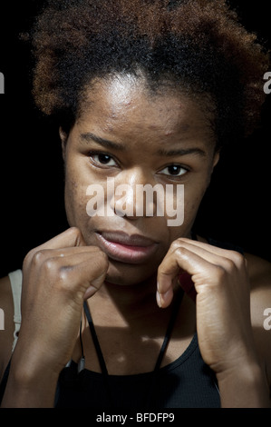 Porträt von Boxerin halten Hände in Verteidigungsstellung, Toronto, Ontario. Stockfoto