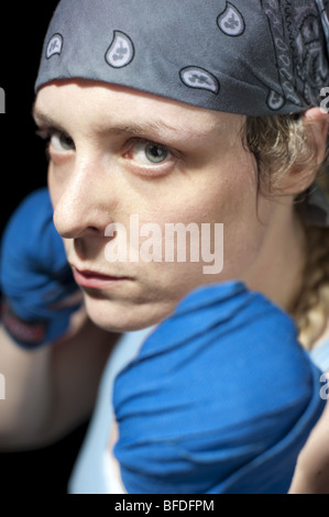 Close-up Portrait von Boxerin mit Händen eingewickelt in Klebeband in Verteidigungsstellung, Toronto, Ontario Stockfoto