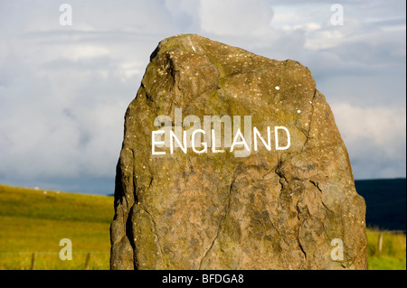 Carter Bar Border Stone, ein beliebter Haltepunkt an der Grenze zwischen England und Schottland aus dem Jahr A68, an dem Touristen Halt machen können. Stockfoto