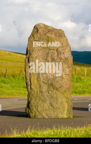 Carter Bar Border Stone, ein beliebter Haltepunkt an der Grenze zwischen England und Schottland aus dem Jahr A68, an dem Touristen Halt machen können. Stockfoto