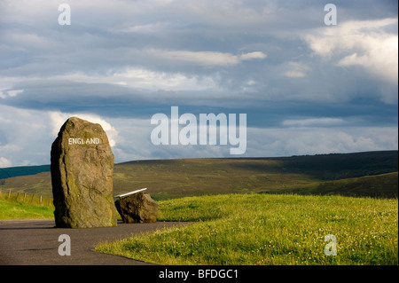 Carter Bar Border Stone, ein beliebter Haltepunkt an der Grenze zwischen England und Schottland aus dem Jahr A68, an dem Touristen Halt machen können. Stockfoto