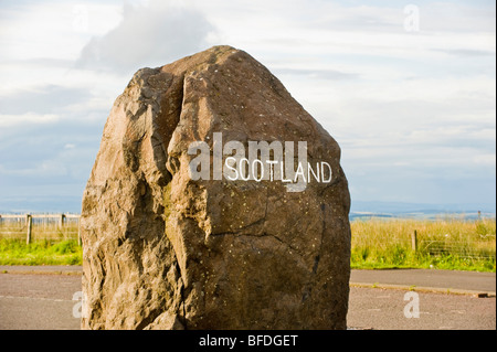 Carter Bar Border Stone, ein beliebter Haltepunkt an der Grenze zwischen England und Schottland aus dem Jahr A68, an dem Touristen Halt machen können. Stockfoto