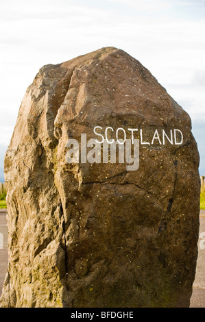 Carter Bar Border Stone, ein beliebter Haltepunkt an der Grenze zwischen England und Schottland aus dem Jahr A68, an dem Touristen Halt machen können. Stockfoto