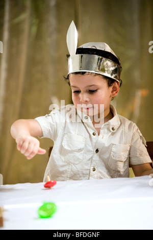 Junge mit einem Dreidel spielen. Stockfoto