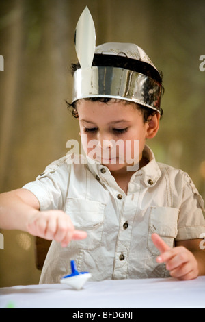 Junge mit einem Dreidel spielen. Stockfoto