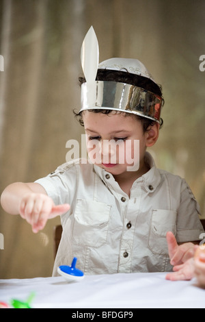 Junge mit einem Dreidel spielen. Stockfoto