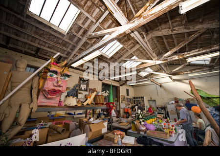 Freiwillige in der Werkstatt für eine Parade in Santa Barbara. Die Parade bietet extravagante Wagen und Kostüme. Stockfoto