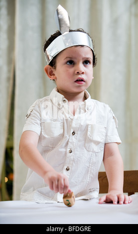 Junge mit einem Dreidel spielen. Stockfoto