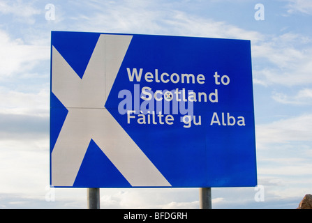 Englisches und schottisches gälisches Straßenschild - Willkommen in Schottland. Fàilte gu Alba Stockfoto