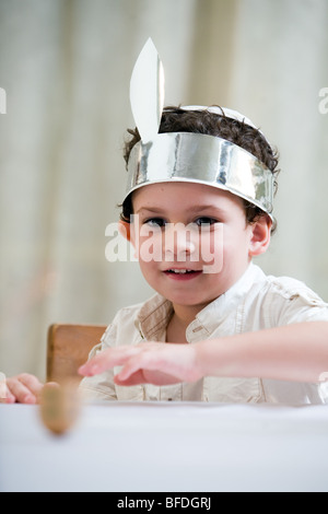 Junge mit einem Dreidel spielen. Stockfoto