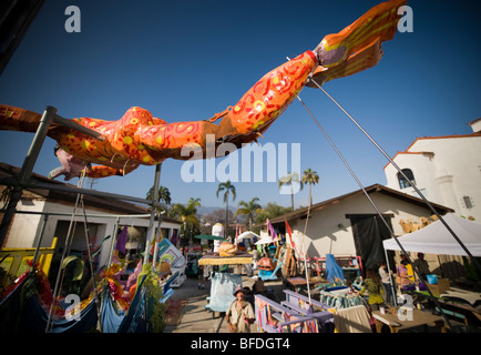 Freiwillige in der Werkstatt für eine Parade in Santa Barbara. Die Parade bietet extravagante Wagen und Kostüme. Stockfoto