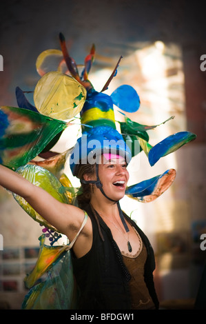 Eine Frau, die immer bereit für eine Parade in Santa Barbara. Die Parade bietet extravagante Wagen und Kostüme. Stockfoto