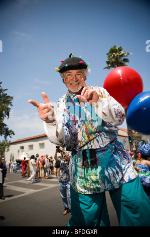 Ein Mann auf Stelzen bei einer Parade in Santa Barbara. Die Parade bietet extravagante Wagen und Kostüme. Stockfoto