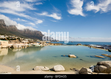 Camps Bay Beach Sport eine beliebte Gezeitenbecken ist ideal zum Schwimmen, in Kapstadt, Südafrika. Stockfoto