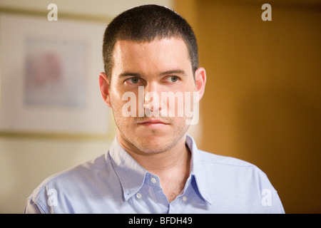 Junger Mann trägt eine Schädeldecke. Stockfoto