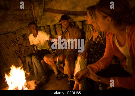 Touristen-chat für die Anwohner in ein Backpacker-Hostel auf einer Township-Tour im Township SOWETO, Johannesburg, Südafrika Stockfoto