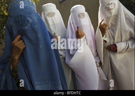 Afghanische Frauen Stimmen bei den Präsidentschafts- und Provinzratswahlen Wahlen in Mazar-i Sharif, Afghanistan. Stockfoto