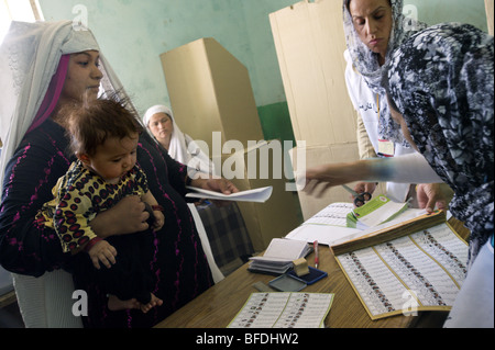 Afghanische Frauen stimmen in der Präsidentschaftswahl 2009 und provenzalischen Wahlen in Mazar-i Sharif, Afghanistan Stockfoto