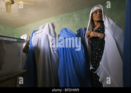 Afghanische Frauen stimmen in der Präsidentschaftswahl 2009 und provenzalischen Wahlen in Mazar-i Sharif, Afghanistan Stockfoto