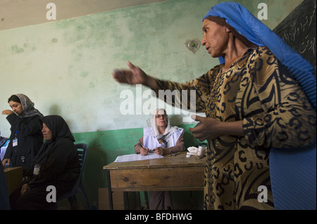 Afghanische Frauen stimmen in den Wahlen im Jahr 2009 Präsidentschafts- und Parlamentswahlen in Mazar-i Sharif, Afghanistan Stockfoto