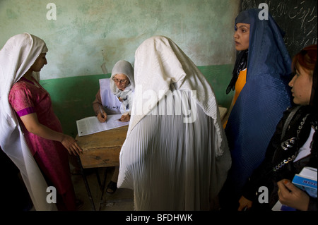 Afghanische Frauen stimmen in den Wahlen im Jahr 2009 Präsidentschafts- und Parlamentswahlen in Mazar-i Sharif, Afghanistan Stockfoto