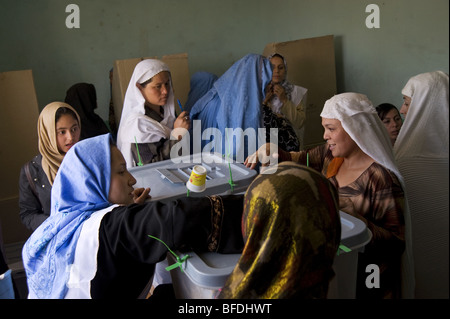 Afghanische Frauen stimmen in der Präsidentschaftswahl 2009 und provenzalischen Wahlen in Mazar-i Sharif, Afghanistan Stockfoto