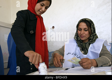 Afghanische Frauen stimmen in den Wahlen im Jahr 2009 Präsidentschafts- und Provinzratswahlen in Mazar-i Sharif, Afghanistan Stockfoto