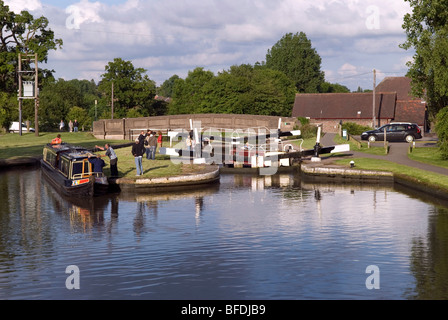 Der Hatton-Flug von Sperren ist am Grand Union Canal. Es gibt 21 Schlösser in den Raum von zwei Meilen der Wasserstraße. Stockfoto