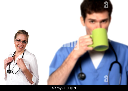 Männliche und weibliche Ärzte, männlichen Arzt im Vordergrund unscharf Stockfoto