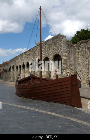 Southampton Stadt hat eine alte Stadtmauer rund um das Zentrum und die machicolated Arkaden mit Kanonenstellungen für Verteidigung sind die Stockfoto