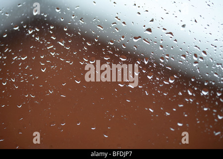 Blick aus dem Fenster an einem kalten regnerischen Tag im Vereinigten Königreich Stockfoto