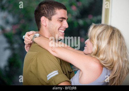 Israelischer Soldat nach Hause zurückkehren, seine Mutter zu umarmen. Stockfoto