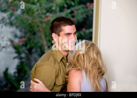 Israelischer Soldat nach Hause zurückkehren, seine Mutter zu umarmen. Stockfoto