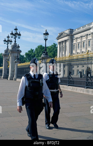 Zwei Polizisten zu Fuß vor Buckingham Palace, London Stockfoto