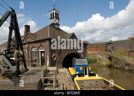 British Waterways Hof und alten Dock auf dem Coventry Kanal enthält eine 19. Jahrhundert Tischlerei und Schmiede. Stockfoto