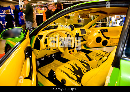 Gelb-schwarzes Interieur in einem benutzerdefinierten Stil Auto bei skandinavischen Custom Show in Bella Centret Kopenhagen Stockfoto