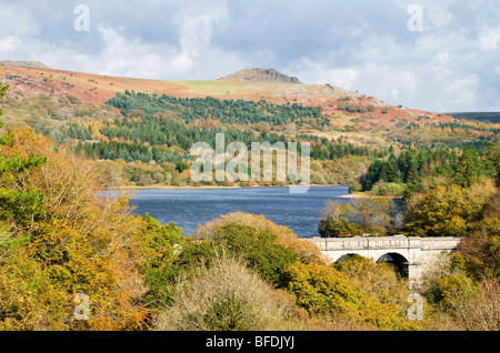 Burrator Reservoir dam und Wasser mit herbstlichen Bäume im Vordergrund und Toren im Hintergrund Stockfoto