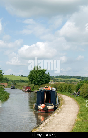 Coventry Kanal durchzieht das Dorf Hartshill und ist eine beliebte Wasserstraße für Narrowboating. Stockfoto