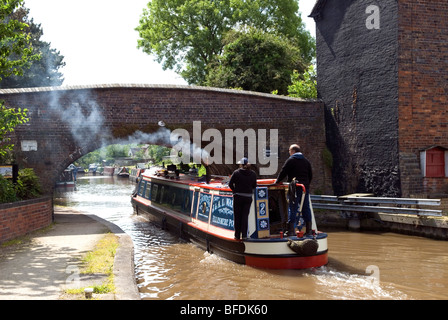 Coventry Kanal durchzieht das Dorf Hartshill und ist eine beliebte Wasserstraße für Narrowboating. Stockfoto