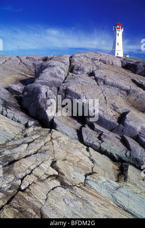 Leuchtturm an der Felsenküste, Louisbourg, Cape Breton Island, Nova Scotia, Kanada Stockfoto