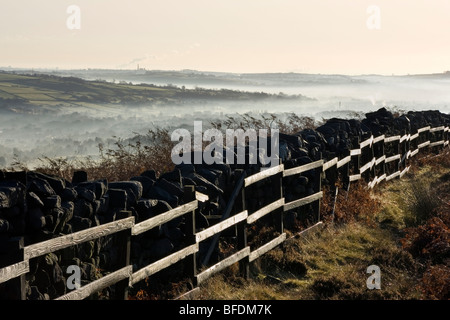 Sonnenaufgang und Nebel füllt das Tal Wharfedale.  Ein Blick von Ilkley Moor in West Yorkshire, England Stockfoto