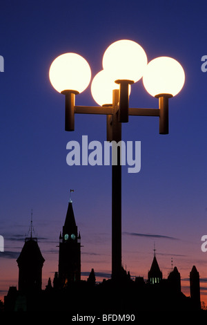 Laterne und Silhouette des Parlamentsgebäude in der Dämmerung, Ottawa, Ontario, Kanada Stockfoto