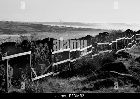 Sonnenaufgang und Nebel füllt das Tal Wharfedale.  Ein Blick von Ilkley Moor in West Yorkshire, England Stockfoto