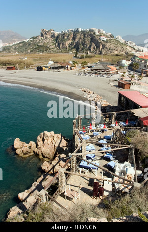 Salobrena ist eine Stadt und Badeort an der Costa Tropical. Es gibt eine große maurische Burg auf einem Hügel oberhalb der Stadt. Stockfoto