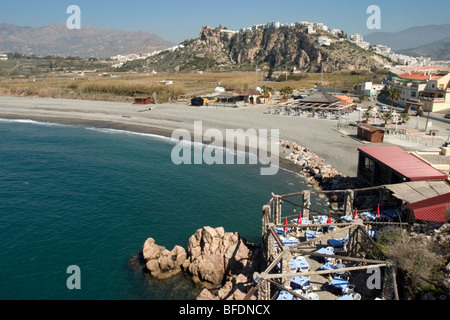 Salobrena ist eine Stadt und Badeort an der Costa Tropical. Es gibt eine große maurische Burg auf einem Hügel oberhalb der Stadt. Stockfoto