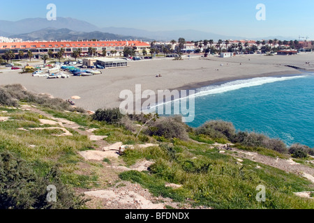 Salobrena ist eine Stadt und Badeort an der Costa Tropical. Es gibt eine große maurische Burg auf einem Hügel oberhalb der Stadt. Stockfoto