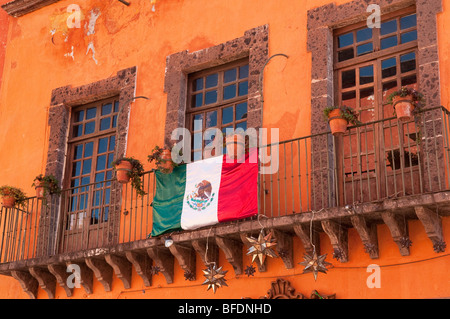 Windows und mexikanischen Flagge auf den Balkon der Wohnung in San Miguel de Allende, Guanajuato, Mexiko. Stockfoto