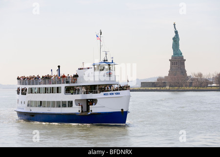 Eine Ellis Island Kreuzfahrtschiff an der Hudson Bay, New York mit der Statue of Liberty im Blick. Stockfoto