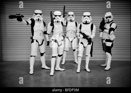 Ein Geschwader von Sturmtruppen aus dem Star Wars Universum richten Sie bereit für die Schlacht vor einer gewellten Metall Wand. Stockfoto